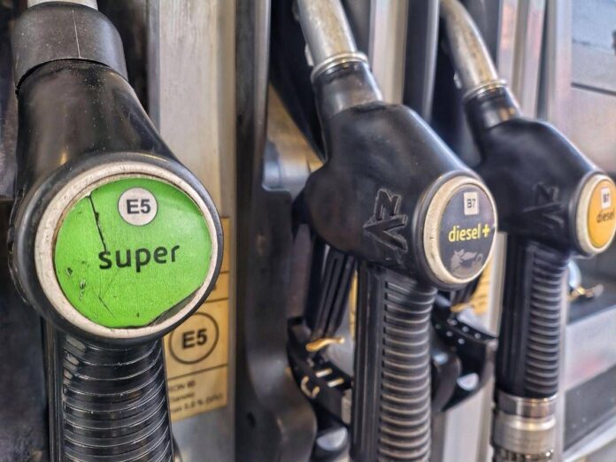 Carburanti, caos su prezzi alla pompa: calo per benzina e diesel, sale il gasolio