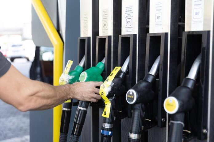 Carburanti, effetto tetto ai prezzi: giù benzina e gasolio, i listini di oggi