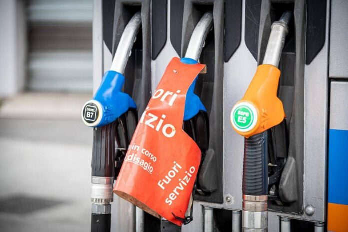 Carburanti, i prezzi volano: serie di record per il gasolio, su anche la benzina