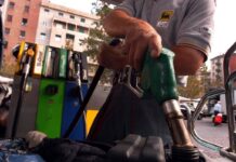 Carburanti, prezzi alle stelle: oggi scattano le nuove accise. Eni fissa il tetto di benzina e gasolio