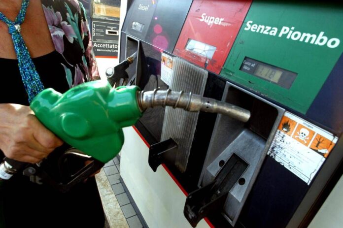 Caro carburanti, Eni: “Da lunedì un tetto ai prezzi di benzina e gasolio per 30 giorni”