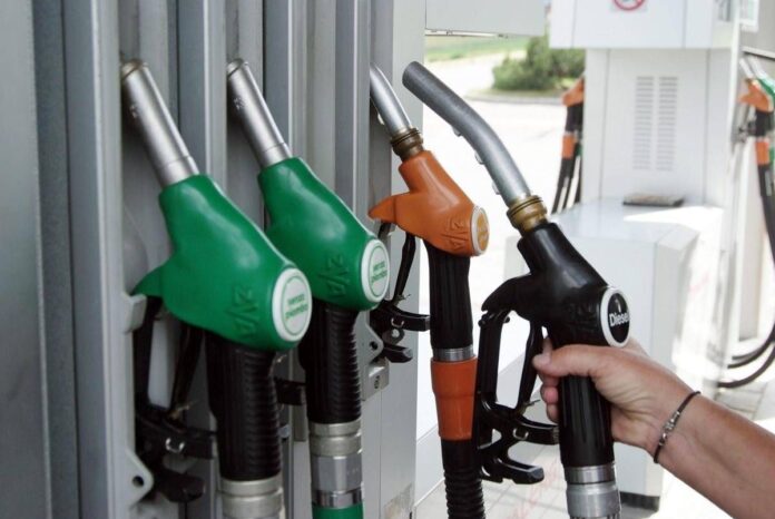 Caro carburanti, Eni fissa un tetto al prezzo di benzina e gasolio. Il governo: “Atto lodevole”