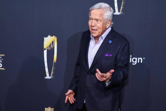 Caso Ed Sheeran, Robert Kraft: “Mi ha chiesto di donare 2 milioni di dollari per aiuti a Gaza”