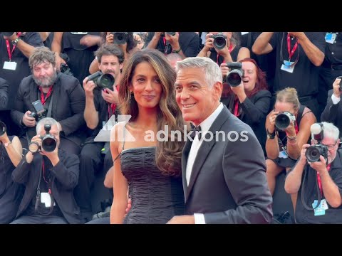 Clooney show sul red carpet di Venezia 83, si siede tra i fotografi e manda i visibilio i fan