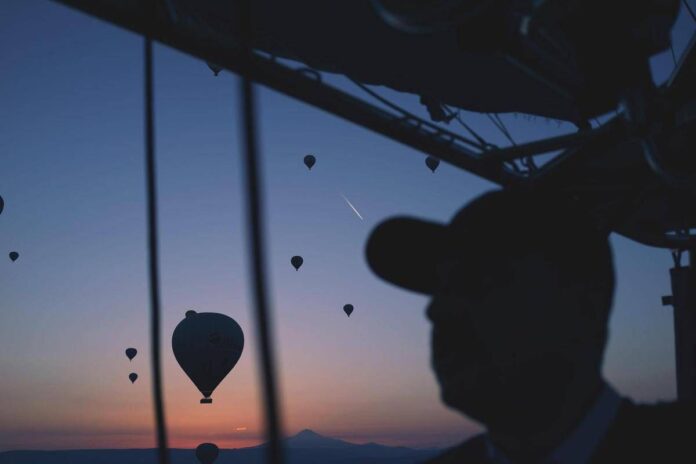 Colpito dalla cesta di una mongolfiera, turista tedesco muore in Svizzera