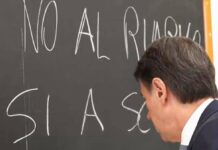Conte a scuola, il messaggio contro il riarmo: c’è un errore alla lavagna