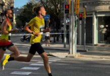 Corre una maratona… con le Crocs, la follia dell’atleta russo a Berlino