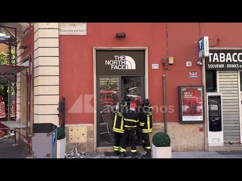 Crollo in un negozio a Roma, il racconto di un dipendente: “Un rumore improvviso e tanta paura”