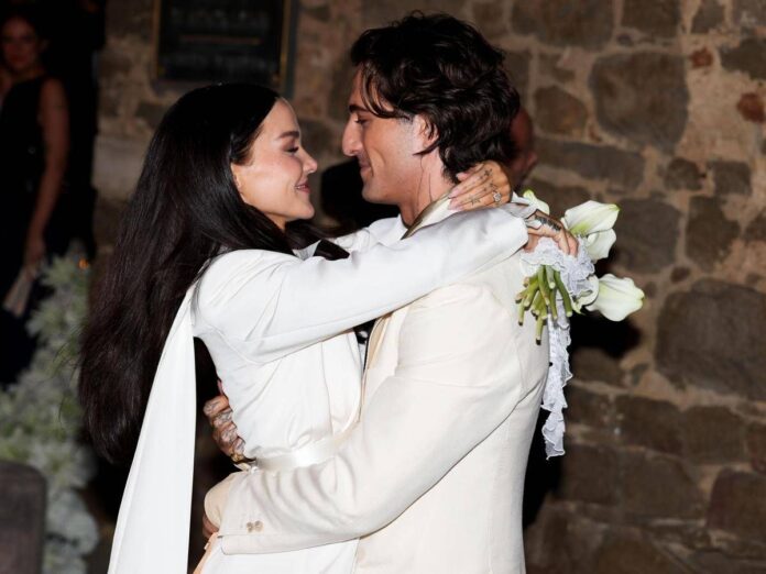 Damiano David, tra le foto del matrimonio spunta… Victoria De Angelis: gli indizi sulla reunion dei Maneskin