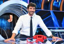 De Martino torna con Affari Tuoi, le novità: dallo studio ‘versatile’ a Tommasino
