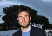 Di Battista, l’operazione a Cuba e il rientro slittato: per ora l’ex M5S non torna in Italia