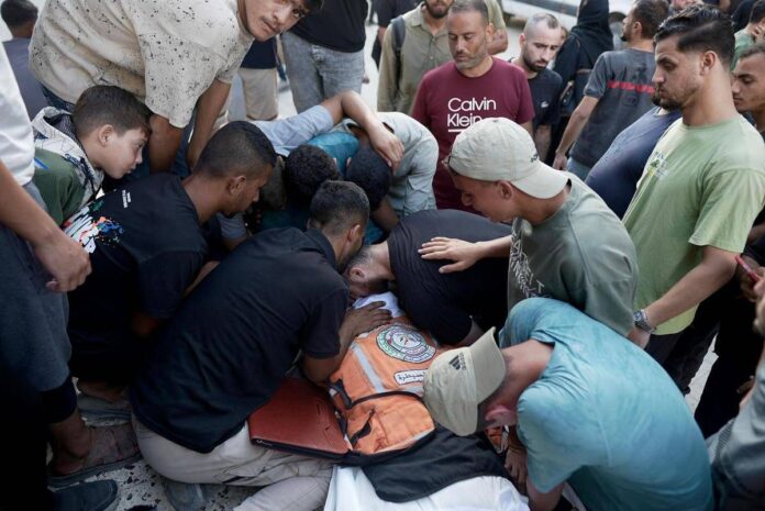 Edificio crolla nella notte a Gaza, almeno 11 morti: “50 bambini tra le 100 persone intrappolate, stavano dormendo”