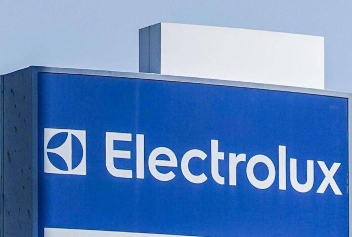 Electrolux, Urso: “Nuovo piano entro ottobre, prossimo tavolo il 29 al Mimit”