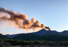 Eruzione Etna, voli sospesi fino alle 14.30 all’aeroporto di Catania