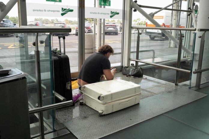 Etna, ancora cenere dal vulcano: stop ai voli all’aeroporto Catania