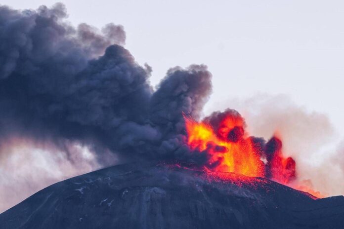 Etna in eruzione, nube di cenere alta 4 chilometri: allerta per il traffico aereo