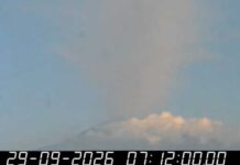 Etna, nube eruttiva alta 4 chilometri: voli sospesi fino alle 15 all’aeroporto di Catania