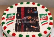 Forza Italia a Napoli ricorda il compleanno di Berlusconi, spunta la torta per il 29 settembre con il Cav che ‘pulisce’ la sedia di Travaglio