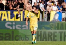 Frosinone-Como 2-0, gialloblù quinti a sorpresa. Il Parma batte il Genoa, prima vittoria per Cuesta