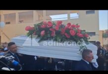 Funerali Lorena Isceri, l’uscita del feretro tra applausi e palloncini in cielo – Video