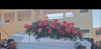 Funerali Lorena Isceri, l’uscita del feretro tra applausi e palloncini in cielo – Video