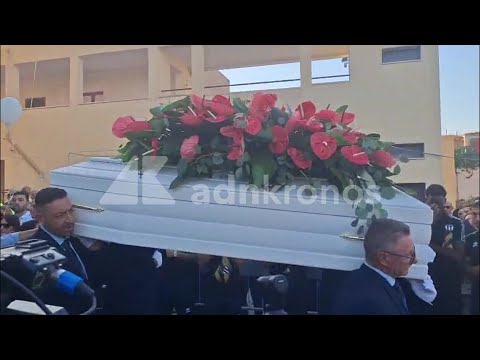 Funerali Lorena Isceri, l’uscita del feretro tra applausi e palloncini in cielo – Video