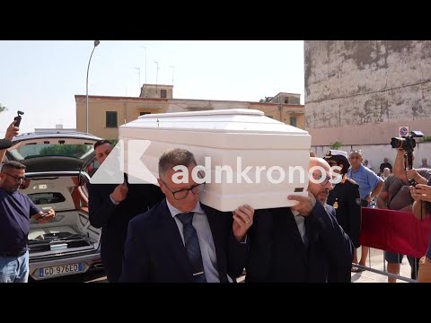 Funerali Lorena Isceri, salma arrivata a Squinzano. La commozione dei familiari