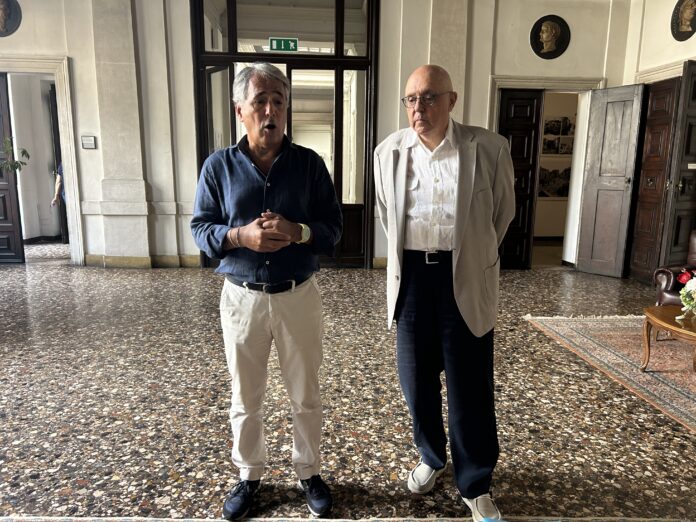 Giorgio Conte e Ivan Danchielli (Indipendeti di destra) nella sala tra la segreteria del sindaco Possamai e l'ufficio del Capo di gabinetto Pupillo
