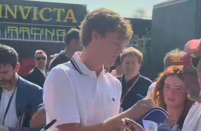 Gp Monza, ecco Sinner: per Jannik arrivo da superstar nel paddock