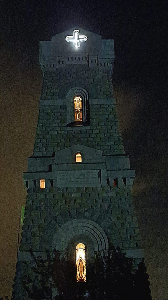 Il sacello del Pasubio, ancora più maestoso e sacro nel buio della notte (foto di Barbara Stoffella)