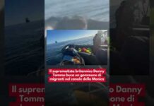 Il suprematista britannico Danny Tommo buca un gommone di migranti nel canale della Manica