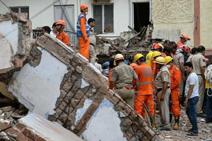India, 6 morti in crollo edificio a Nuova Delhi: si continua a scavare tra le macerie