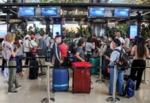 Indonesia, italiano bloccato per stop voli: “Chiusi in albergo con 2 bambine, non sappiamo cosa fare”