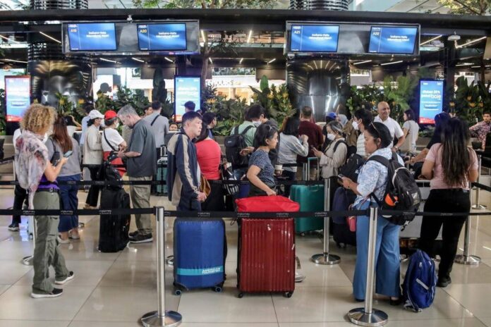 Indonesia, italiano bloccato per stop voli: “Chiusi in albergo con 2 bambine, non sappiamo cosa fare”