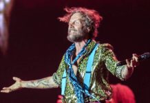 Jovanotti, è qui la festa: i 60 anni di Lorenzo, l’eterno ragazzo fortunato della musica italiana