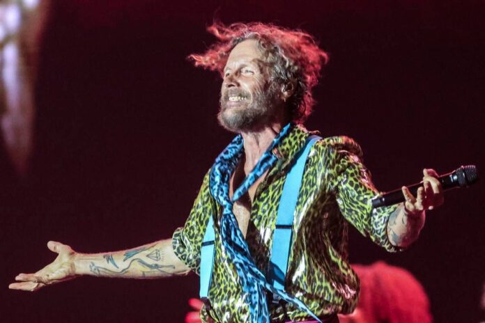 Jovanotti, è qui la festa: i 60 anni di Lorenzo, l’eterno ragazzo fortunato della musica italiana
