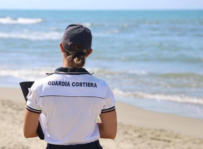 La Spezia, donna resta bloccata per ore su uno scoglio in mare: “L’abbiamo salvata, era in ipotermia”
