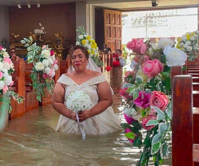 La chiesa è allagata ma il matrimonio ‘s’ha da fare’