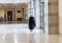 Lascia al nipote preferito un’eredità di 800mila euro ma gli altri non ci stanno: “Non vedeva bene, è stata guidata”