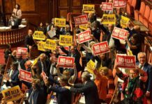 Legge elettorale, via libera del Senato. Protesta delle opposizioni in Aula
