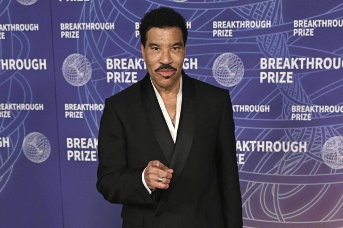 Lionel Richie ricoverato in terapia intensiva dopo il concerto (interrotto) di sabato sera