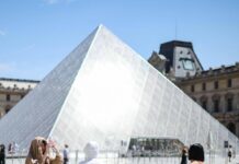 Louvre, appendono due quadri nella sala della Gioconda. Arrestati due tedeschi: “Stavamo scherzando”