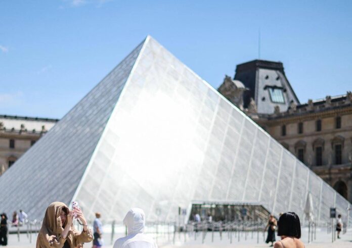 Louvre, appendono due quadri nella sala della Gioconda. Arrestati due tedeschi: “Stavamo scherzando”