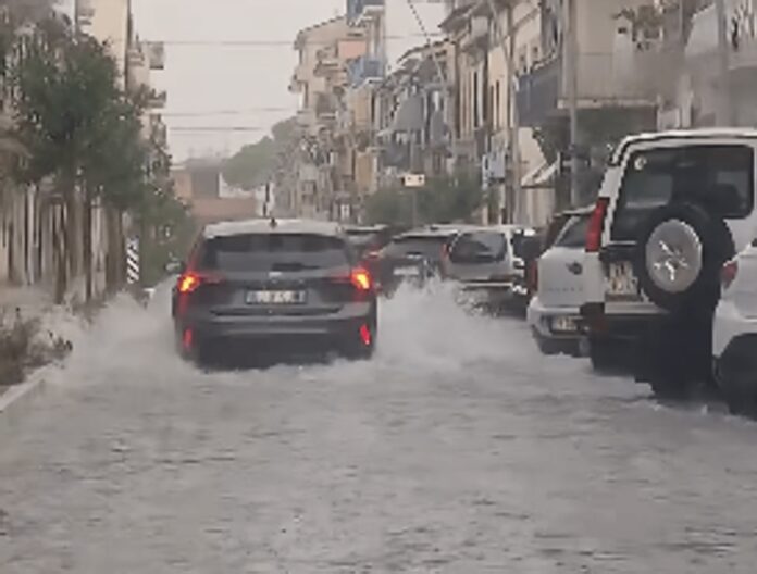 Maltempo in Toscana, bomba d’acqua su Empoli: 43 mm in mezz’ora, strade come fiumi