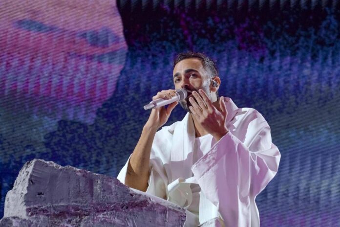 Marco Mengoni apre ‘Allo Sbagliato’, un locale di musica e comicità a Milano: “Sarà offline, no smartphone”