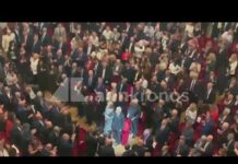 Mattarella alla Scala per i 120 anni della Cgil, il lungo applauso al suo ingresso