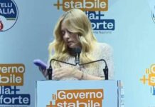Meloni, la telefonata e il discorso interrotto a Bari: “È mia figlia, scusate…”