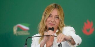 Meloni punge le opposizioni: “Non cantate ‘Bollo ciao’?”. E mette Vannacci nel mirino: “A scuola tetto a stranieri e stop al burqa”
