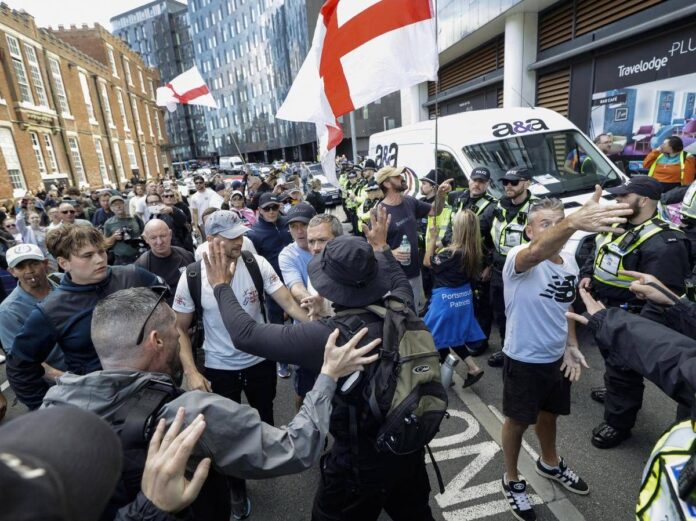 Migranti, nuove manifestazioni a Portsmouth: “L’immigrazione clandestina deve finire”