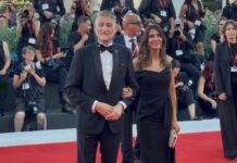 Mostra di Venezia, Giuli sul red carpet con pochette rossa e spilletta verde per la Palestina